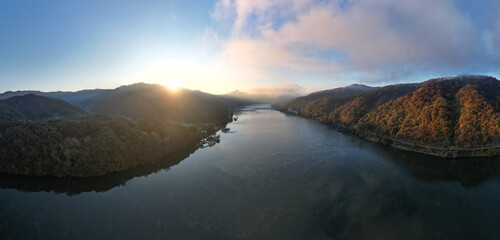 하늘에서 본 아침 강변 풍경