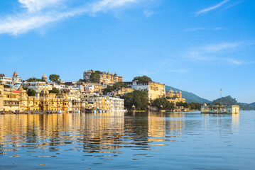 Obraz premium scenery of Pichola lake bank in city palace, udaipur, rajasthan, india