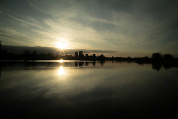 冬の水辺の夕景