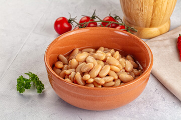 Canned white beans in the bowl