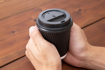 ホットコーヒーを持つ手元