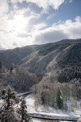 雪景色と赤い橋