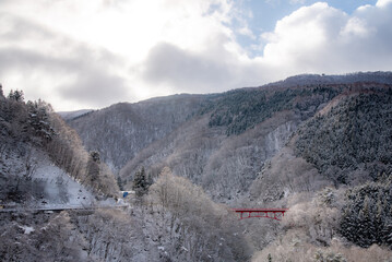 雪景色と赤い橋
