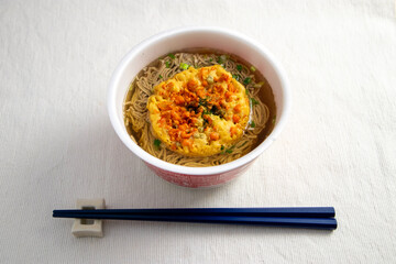 天ぷらを乗せたカップ麺の蕎麦