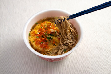 天ぷらを乗せたカップ麺の蕎麦