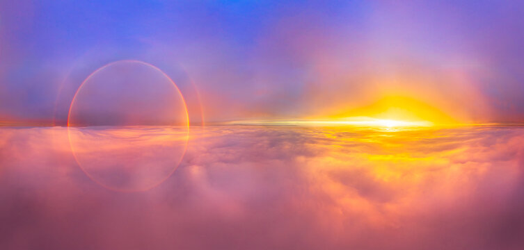 Panor&aacute;mica amanecer arco iris y salida del sol sobre bancos de niebla y nubes bajas