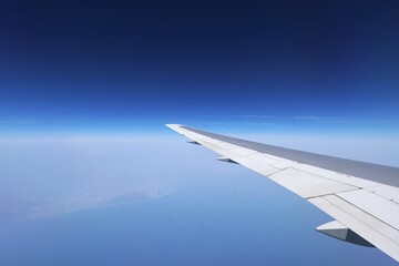 Obraz premium 飛行機から見た空と宇宙の境目の風景