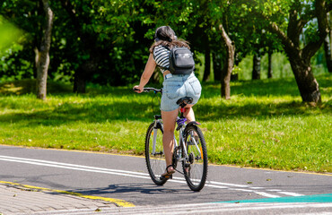 Naklejka premium Cyclist ride on the bike path in the city Park 