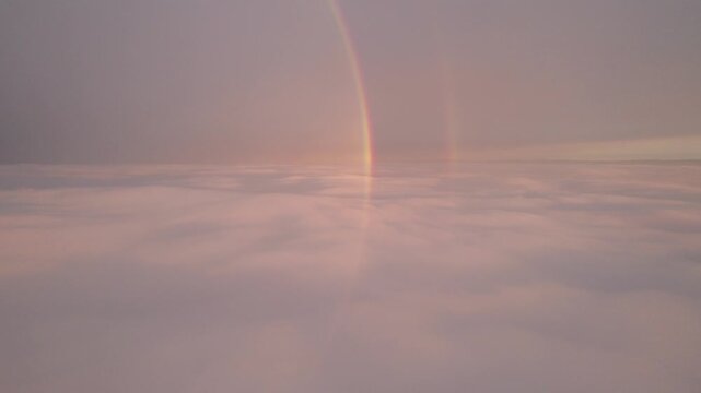 Arco iris encima de las nubes bajas en el cielo