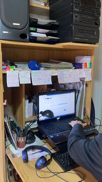 Trabajando a distancia desde casa con ordenador y papeles en escritorio para teletrabajo en time lapse
