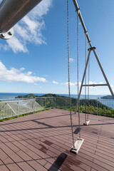 Fototapeta premium 海辺の展望台に設置されたブランコ