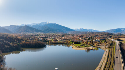 Panorama du Canigou depuis Vin&ccedil;a dans les Pyr&eacute;n&eacute;es Orientales .