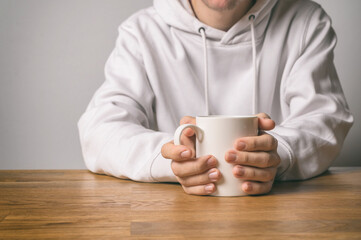 Person hält eine Tasse – Symbol für Entspannung, Kaffee und Alltag