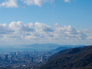 六甲山上より神戸市街地と遠くに淡路島を臨む