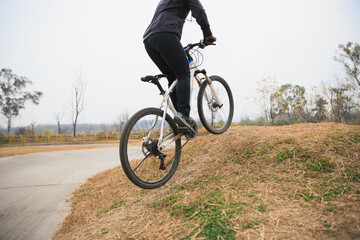 Naklejka premium Woman freerider riding bike outdoors