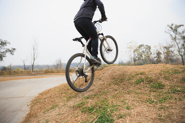 Naklejka premium Woman freerider riding bike outdoors