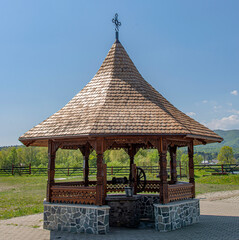 Puits couvert au monast&egrave;re de Rasca, Suceava, Roumanie