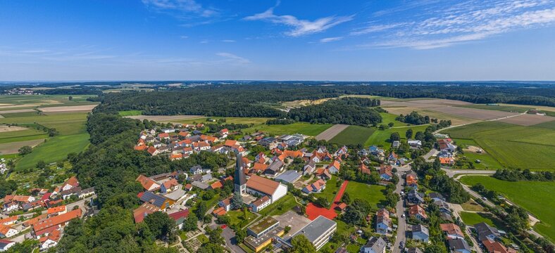 Ausblick auf das Wittelsbacher Land rund um Friedberg-Derching im Sommer