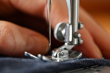 N&auml;hen mit einer N&auml;hmaschine.