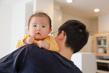 パパに抱っこしてもらう赤ちゃん