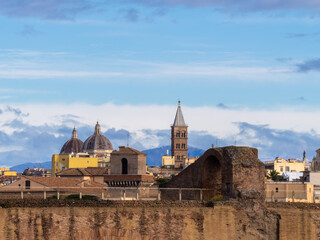 Obraz premium Rome skyline with historic churches and ancient walls