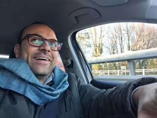 Uomo alla guida dell'automobile in inverno