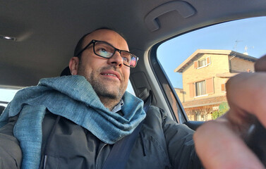 Uomo alla guida dell'automobile in inverno