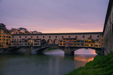 Obraz premium Panoramic view at sunset of the medieval bridge in Florence, Italy.