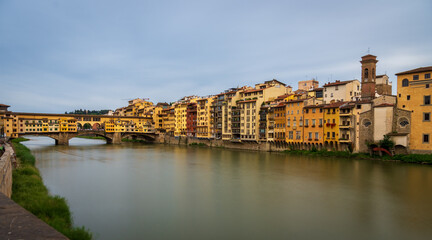 Obraz premium Panoramic view at sunset of the medieval bridge in Florence, Italy.