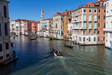 Canal Grande w Wenecji, historyczne kolorowe kamienice nad kanałem i łódź, Włochy © Jarosław