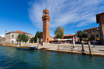Murano Clock Tower i plac nad kanałem w Murano, Wenecja, Włochy © Jarosław