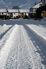 Fototapeta premium Schneebedeckte Straßen in einer Wohnsiedlung. Schnee auf der Straße