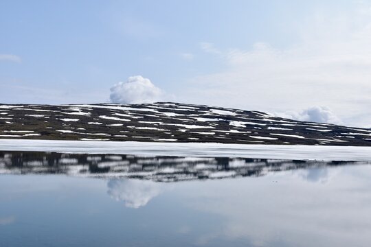 Lago heleado con reflejo en un d&iacute;a despejado en verano. Islandia