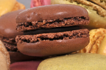 Macaron saveur chocolat en gros plan pos&eacute;s sur d'autres macarons