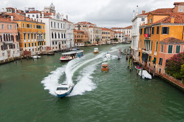 Wenecka policja pędzi po Canal Grande © Jarosław
