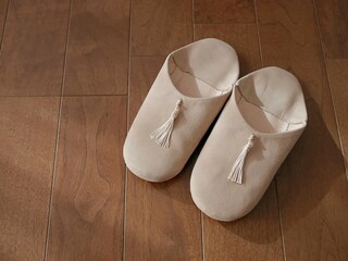 モロッコのマラケシュで購入したお土産、ベージュのスエードのバブーシュ、タッセル付き