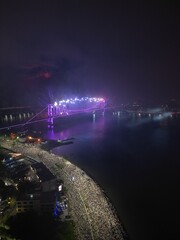 Obraz premium Imagens Aereas Reveillon Florianópolis - Ponte Hercilio Luz - Noite