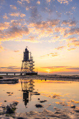Sonnenuntergang am Leuchtturm Obereversand an der Nordseek&uuml;ste in Dorum