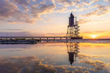 Sonnenuntergang am Leuchtturm Obereversand an der Nordseek&uuml;ste in Dorum