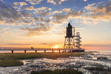 Sonnenuntergang am Leuchtturm Obereversand an der Nordseek&uuml;ste in Dorum