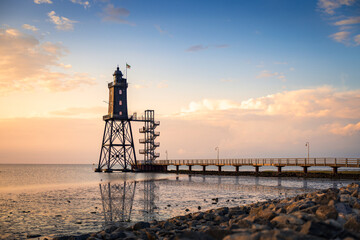 Sonnenuntergang am Leuchtturm Obereversand an der Nordseek&uuml;ste in Dorum