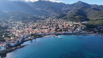 Marciana Marina, il porto e il borgo marinaro dell'isola d'Elba, Livorno, Toscana, Italia. Meta turistica di vacanzieri della costa dell'Isola d'Elba. © ItalyDrones