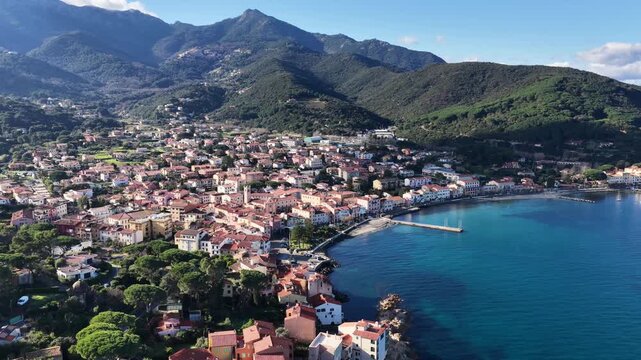 Marciana Marina, il porto e il borgo marinaro dell'isola d'Elba, Livorno, Toscana, Italia.
Meta turistica di vacanzieri della costa dell'Isola d'Elba.