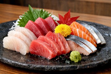 新鮮な刺身盛り合わせが色鮮やかに並ぶ和食の魅力を伝える贅沢な一皿イメージ