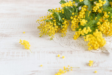 テーブルに置かれたミモザの花とレース