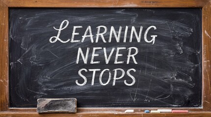 Fototapeta premium Inspirational chalkboard with Learning Never Stops message