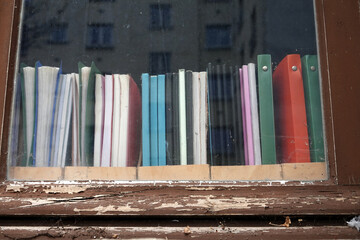 Livres et documents administratifs plac&eacute;s devant une fen&ecirc;tre