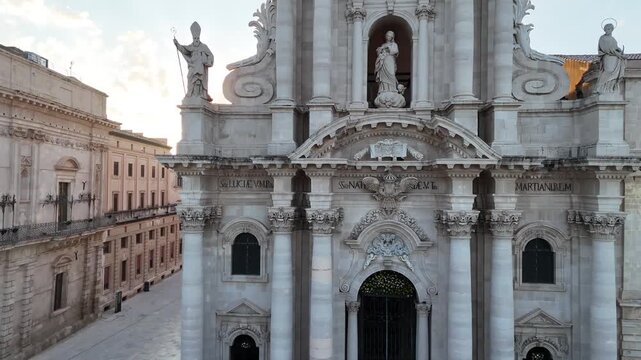 La splendida facciata barocca del Duomo di Siracusa (ex Tempio di Athena), Ortigia, in Sicilia, vista aerea con drone.