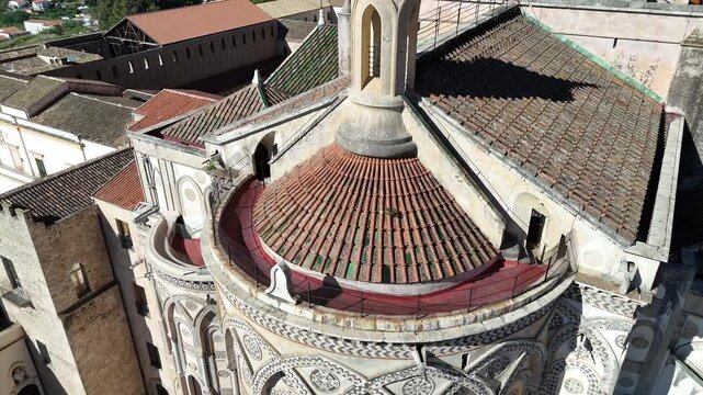 Vista con drone della parte posteriore (absidi) del Duomo di Monreale, magnifico esempio dell'arte arabo-normanna in Sicilia. 