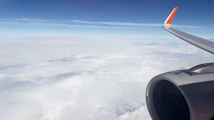 飛行機の中からの空と飛行機の羽